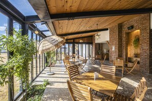 Petit déjeuner et déjeuner servis sur place