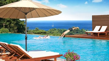 Una piscina al aire libre de temporada, sombrillas