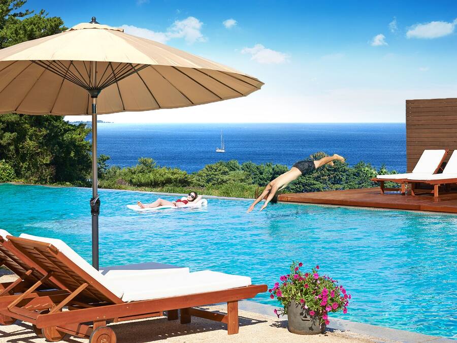 Piscina externa sazonal, funciona das 10h às 22h, guarda-sóis