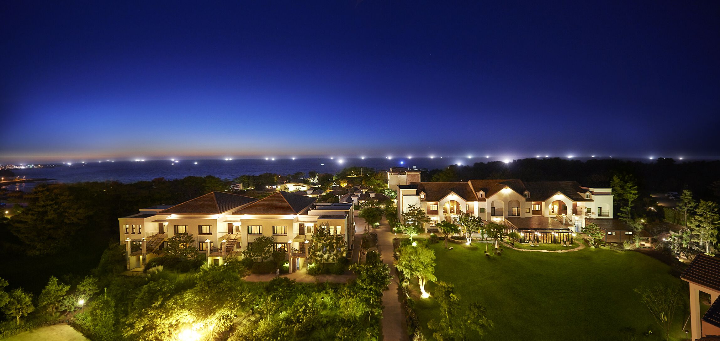 واجهة المنشأة - في المساء/الليل