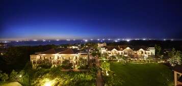 Fachada de la propiedad por la tarde o noche