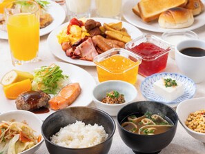 朝食 (ビュ ッフェ)、毎日提供 (有料)