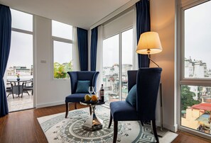 ห้องสวีท, ระเบียง, วิวทะเลสาบ | เครื่องนอนระดับพรีเมียม, มินิบาร์, ตู้นิรภัยในห้องพัก