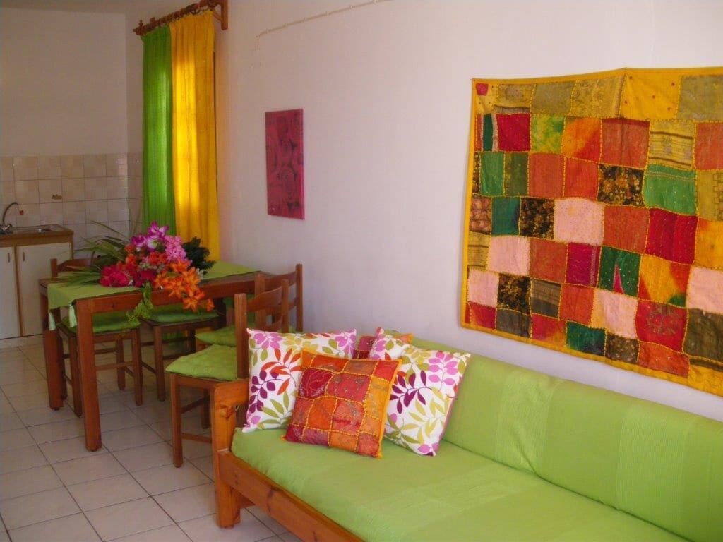 Two-bedroom Apartments | Zona de estar | Una televisión