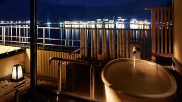 露天風呂付客室10+7畳河口湖側 | バスルーム | 個別の浴槽とシャワー、バスアメニティ (無料)、ヘアドライヤー、スリッパ