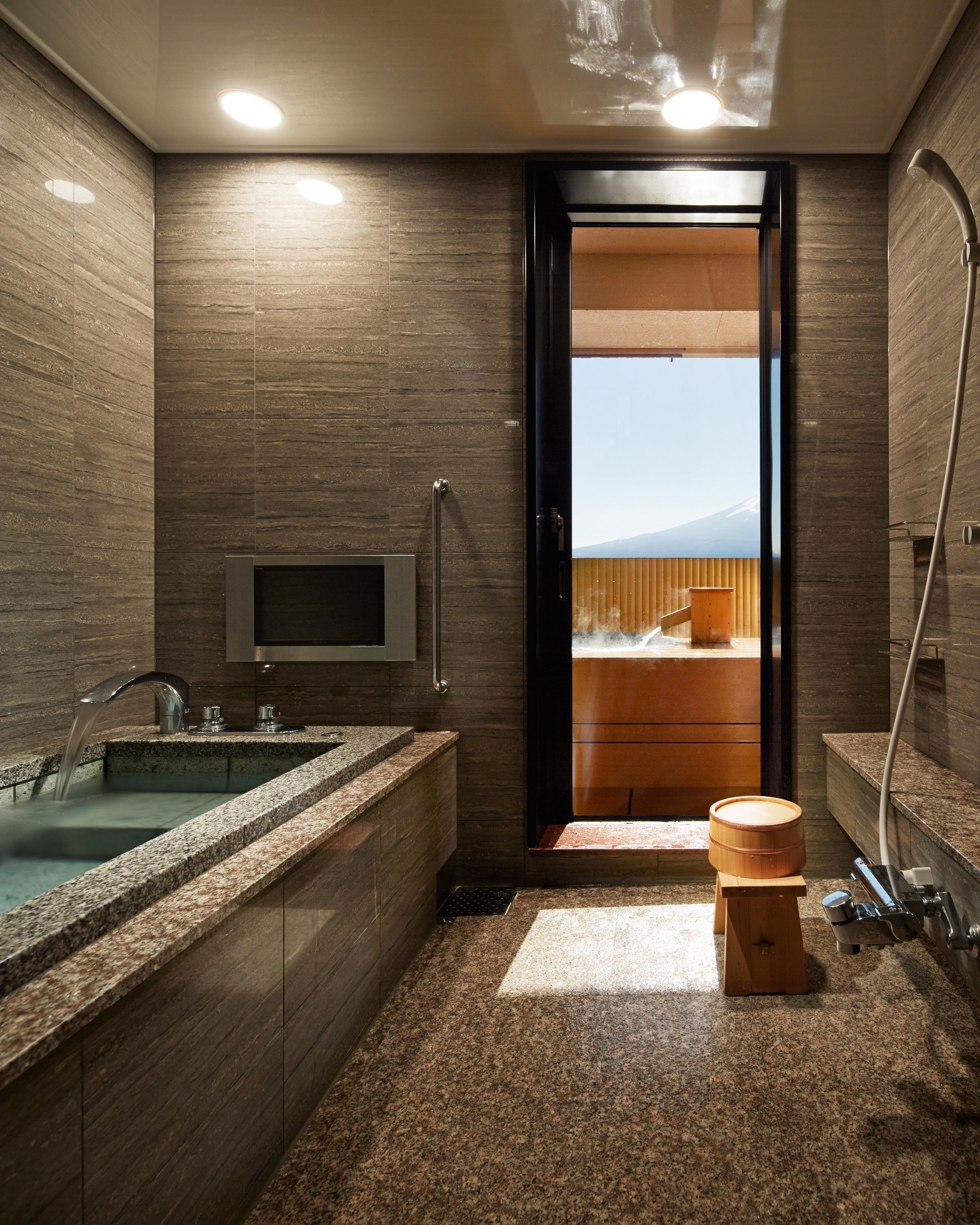 露天風呂付き富士山側 和洋室12.5畳 | バスルーム | 個別の浴槽とシャワー、バスアメニティ (無料)、ヘアドライヤー、スリッパ