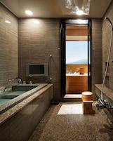Quarto luxo, vista para a montanha (Japanese Western Style) | Banheiro | Banheira e chuveiro separados, produtos de toalete grátis