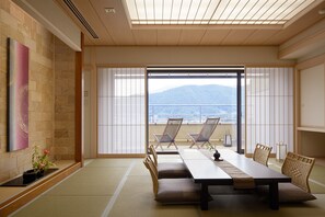Phòng Deluxe, quang cảnh hồ (Japanese Western Style) | Két bảo mật tại phòng, bàn, màn/rèm cản sáng, phòng cách âm 