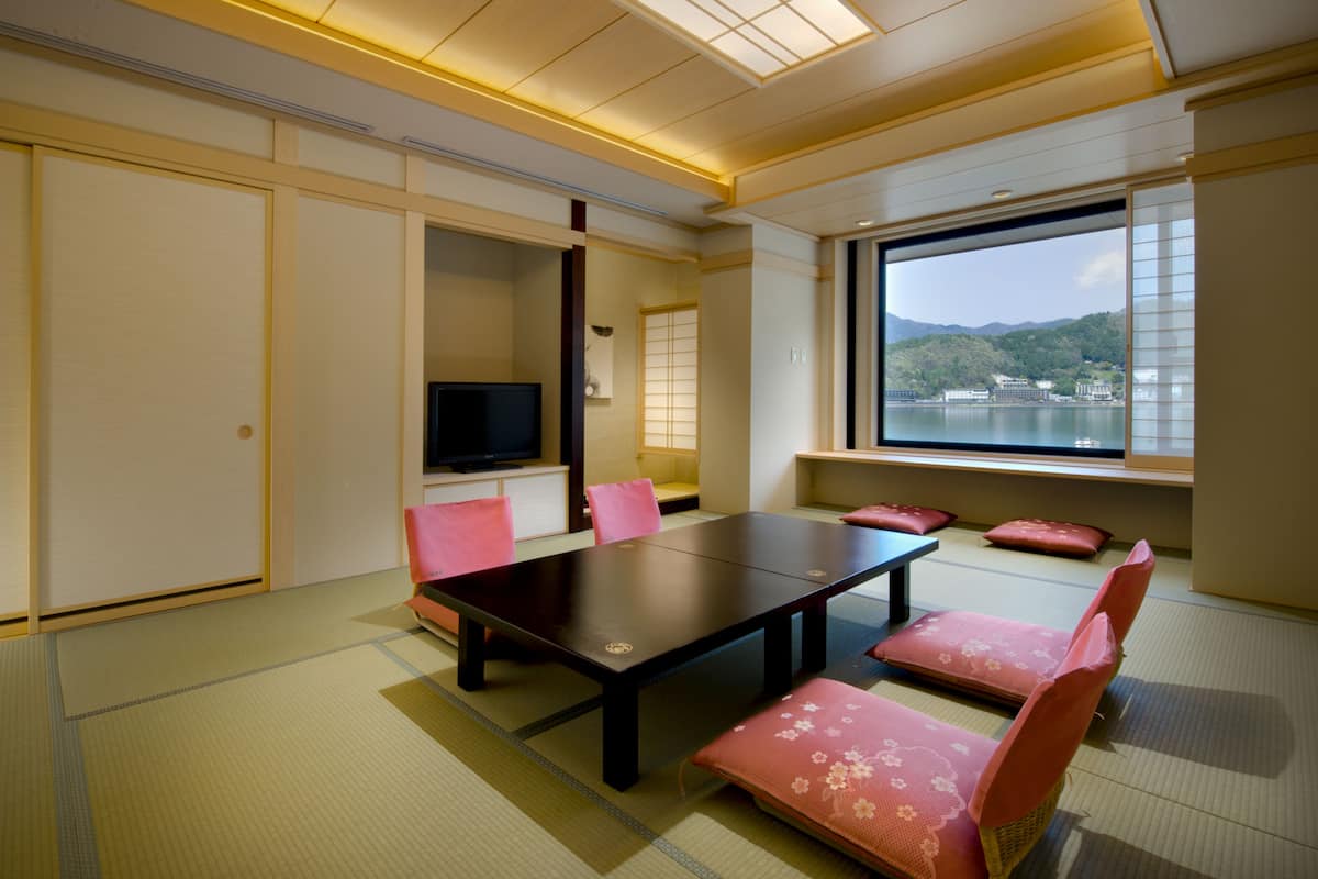 Japanese-Style Superior Room, Lake View | Living room | Flat-screen TV