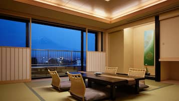 Quarto luxo, vista para a montanha (Japanese Western Style) | Sala de estar | TV de tela plana