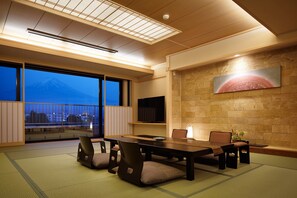 Tradisjonelt rom, fjellutsikt (Deluxe Suite with TatamiOpen Air Bath) | Oppholdsrom | Flatskjerm-TV
