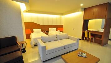 Brankas, ruang kerja ramah laptop, dan tirai kedap cahaya