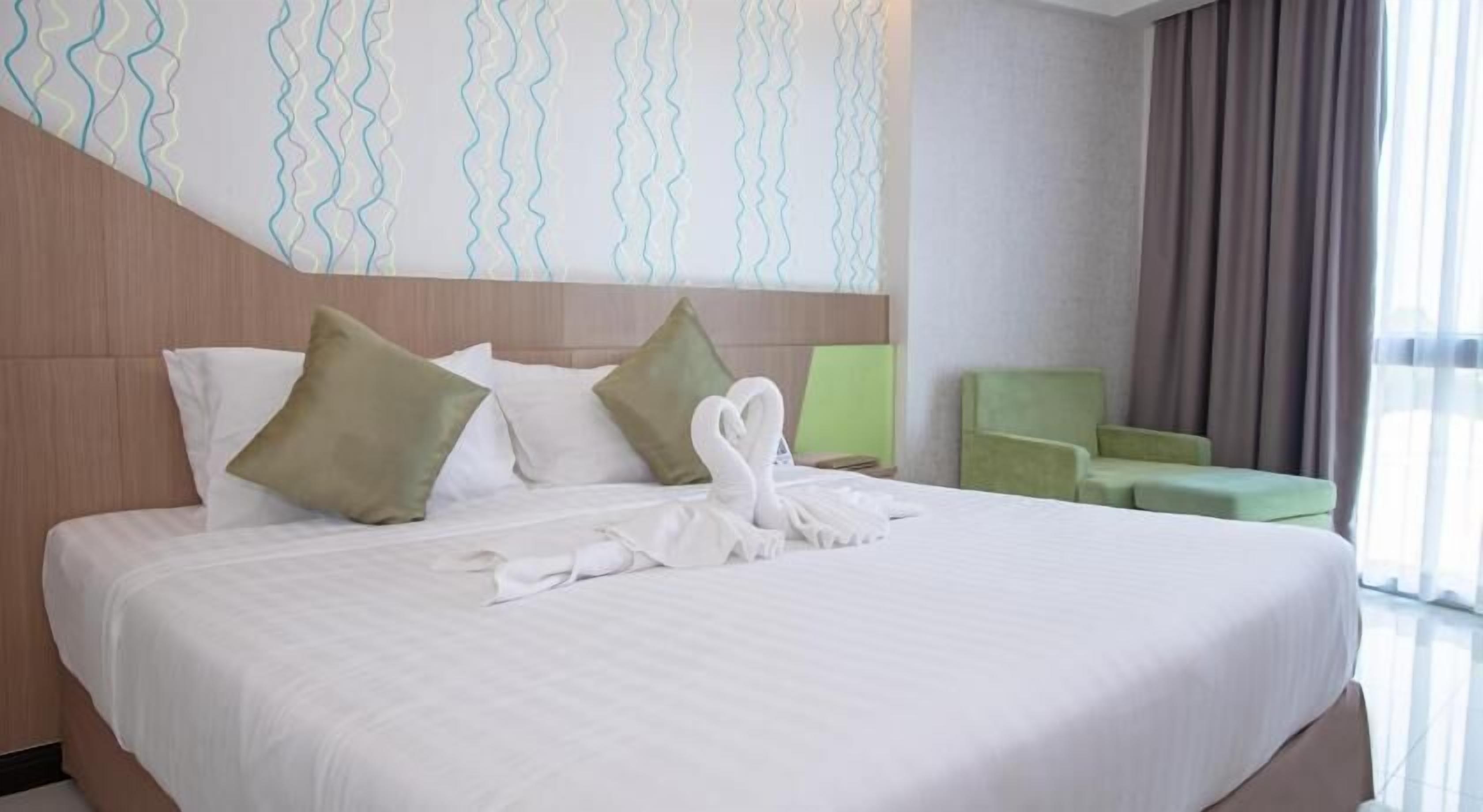 In-room safe, laptop workspace, blackout curtains, rollaway beds