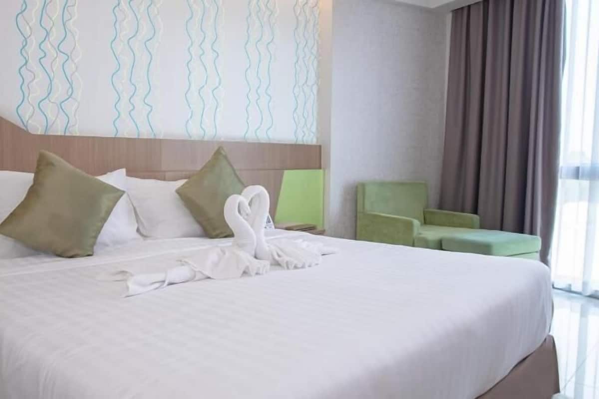 In-room safe, laptop workspace, blackout drapes, rollaway beds