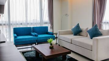 Family Suite | Peti besi dalam bilik, ruang kerja komputer riba