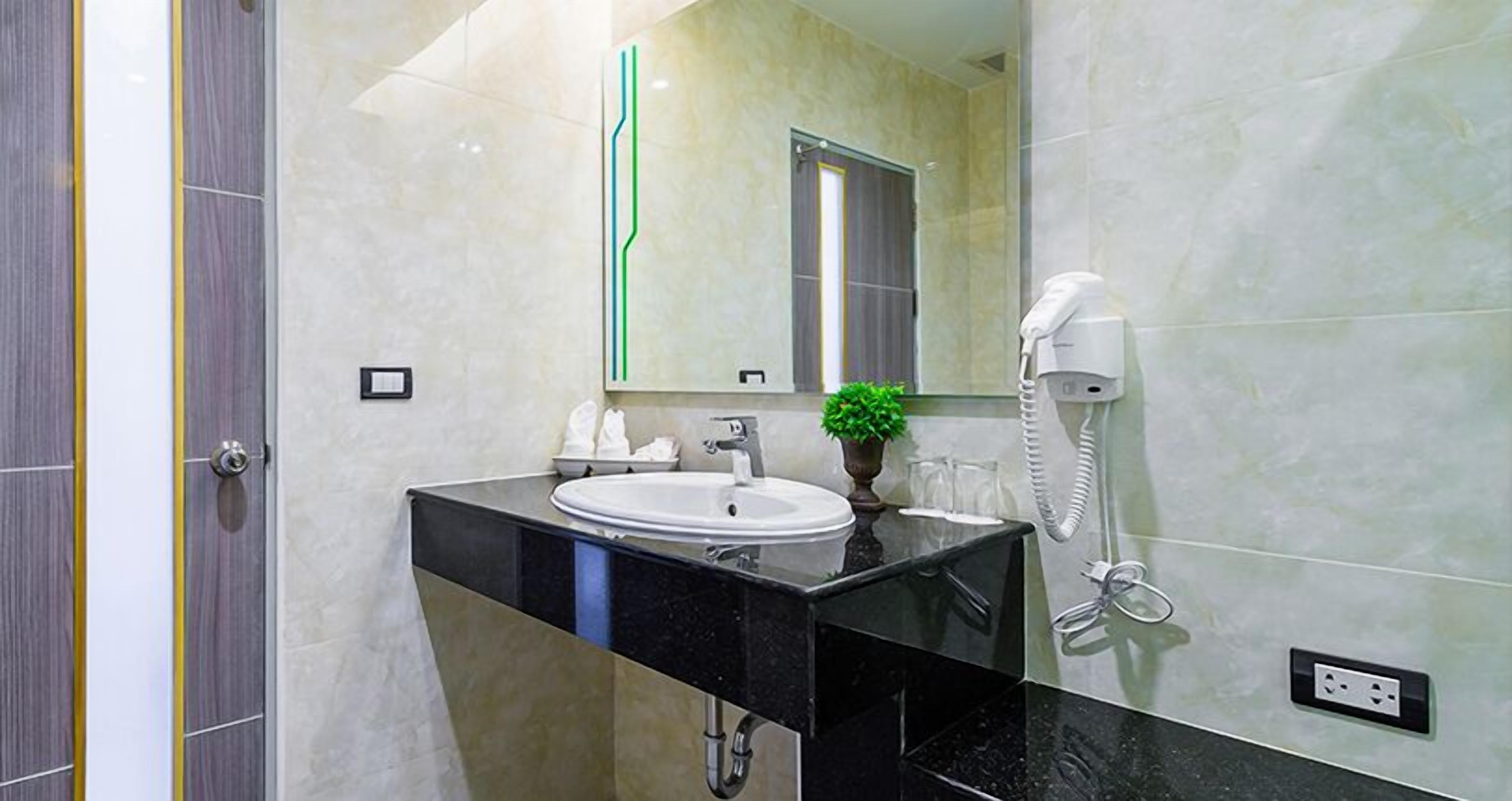 superior room | bathroom shower