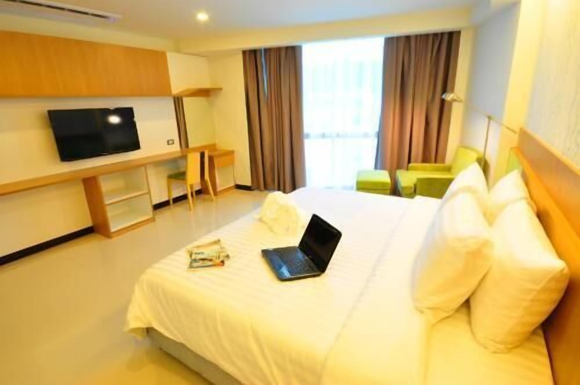 In-room safe, laptop workspace, blackout curtains, rollaway beds