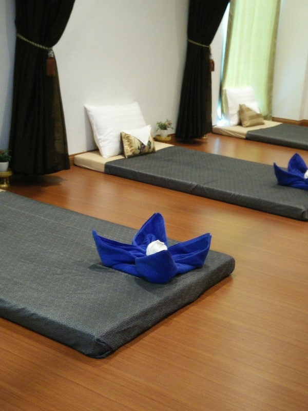 Couples treatment rooms, body treatments, deep-tissue massages