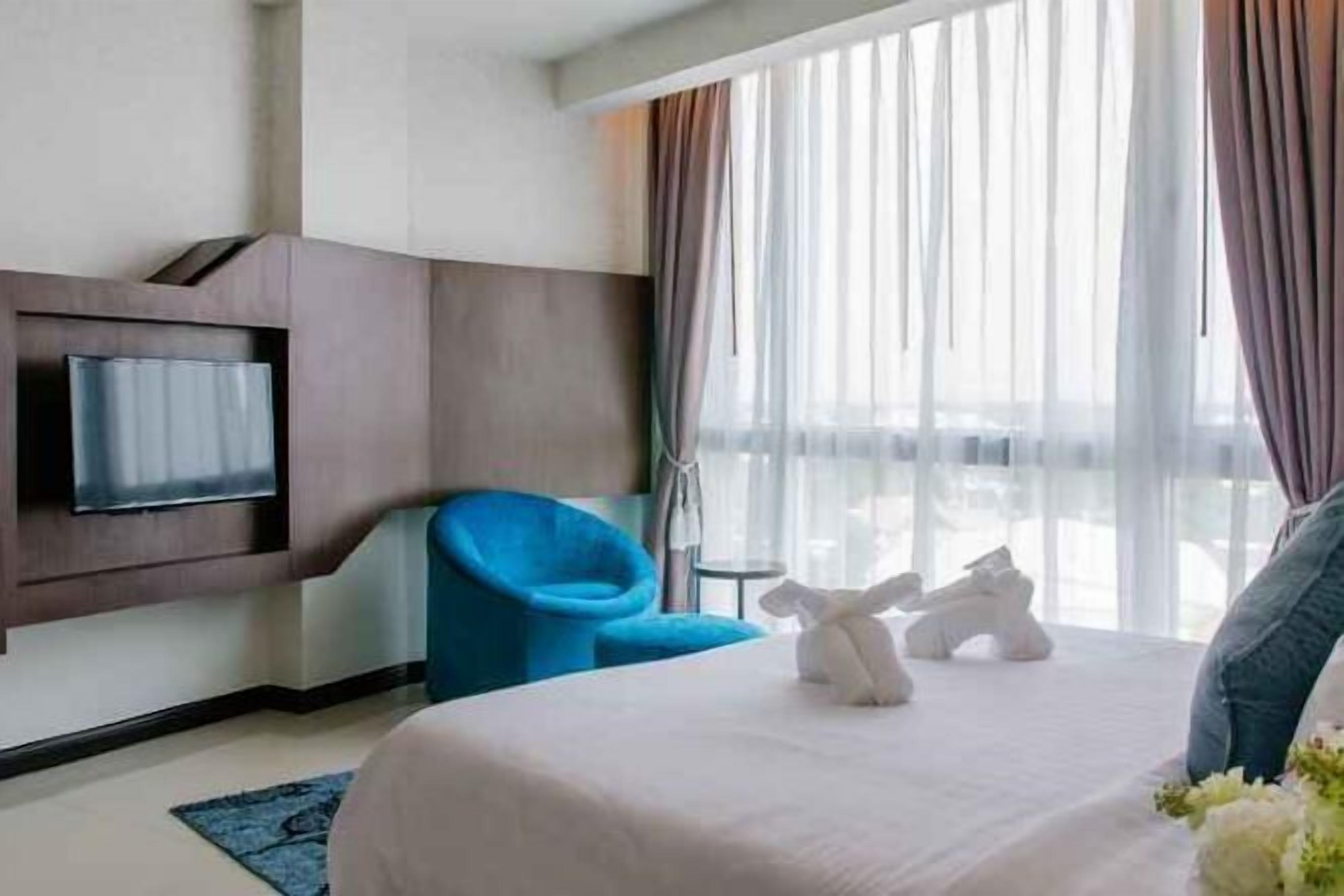 In-room safe, laptop workspace, blackout drapes, rollaway beds