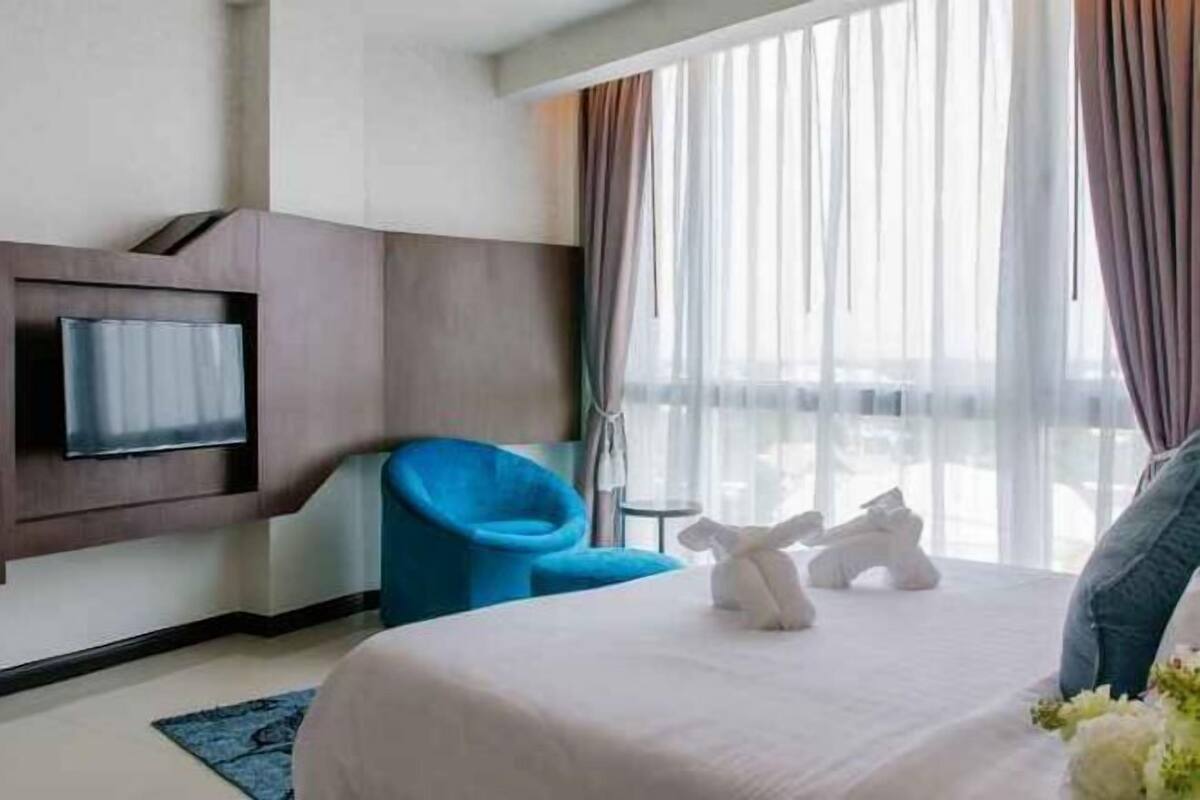 In-room safe, laptop workspace, blackout drapes, rollaway beds