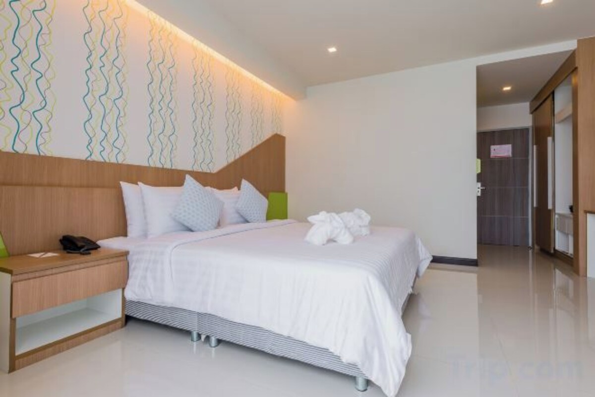 In-room safe, laptop workspace, blackout curtains, rollaway beds