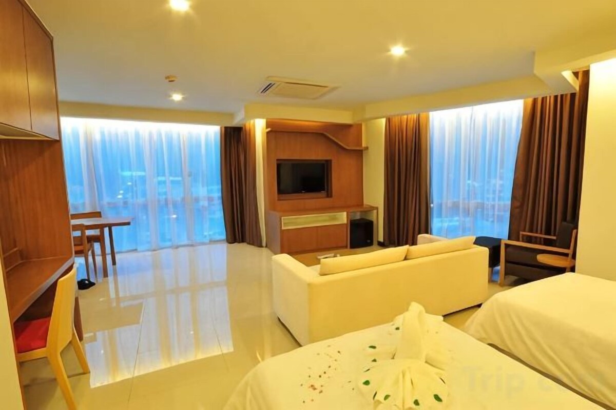 In-room safe, laptop workspace, blackout curtains, rollaway beds