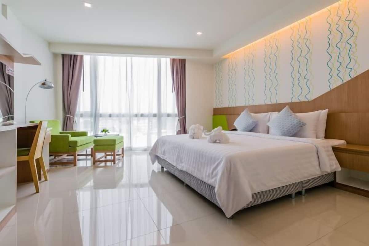 In-room safe, laptop workspace, blackout drapes, rollaway beds