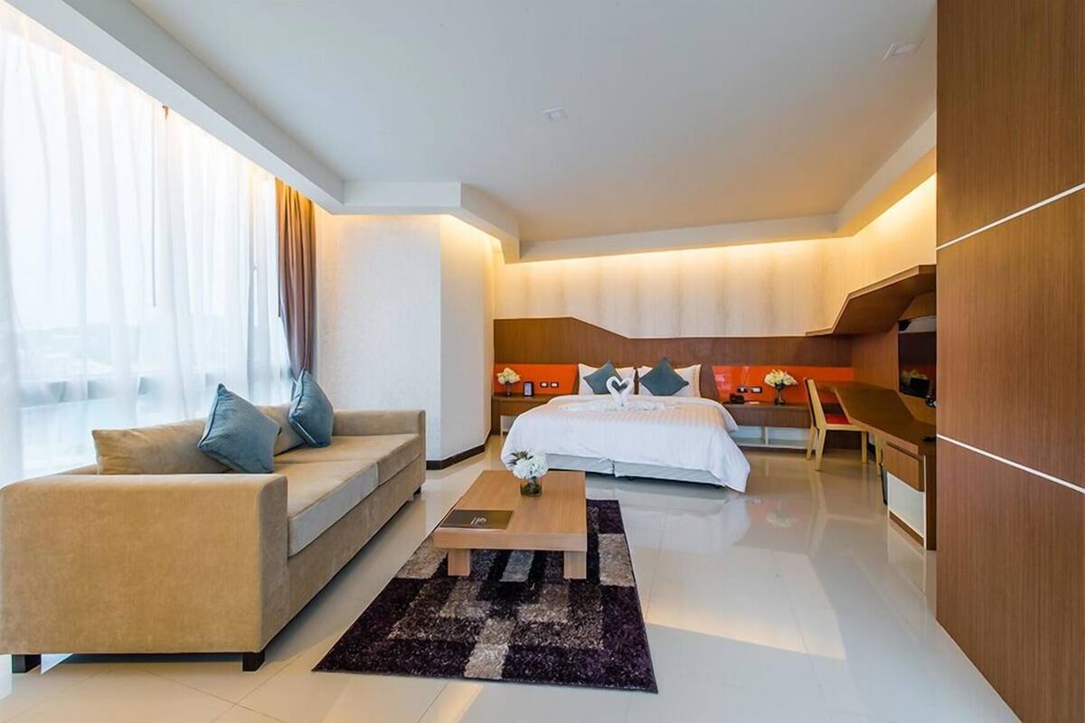 In-room safe, laptop workspace, blackout drapes, rollaway beds