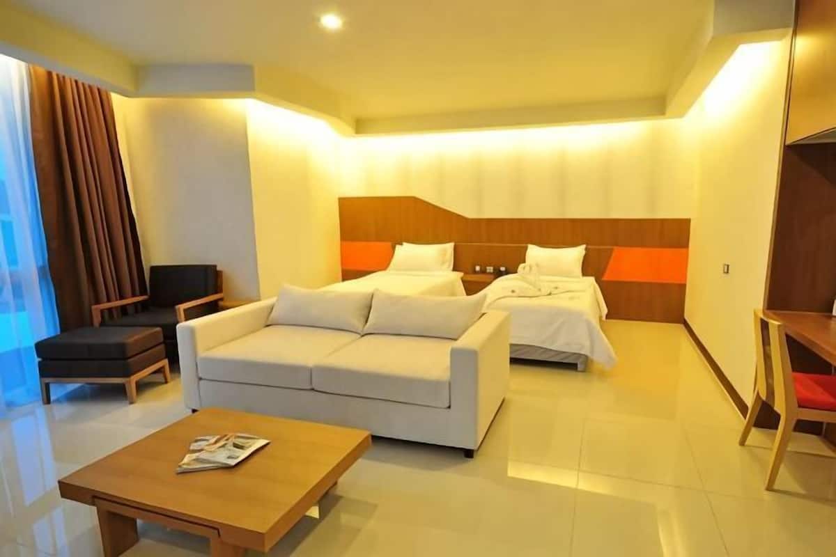In-room safe, laptop workspace, blackout curtains, rollaway beds