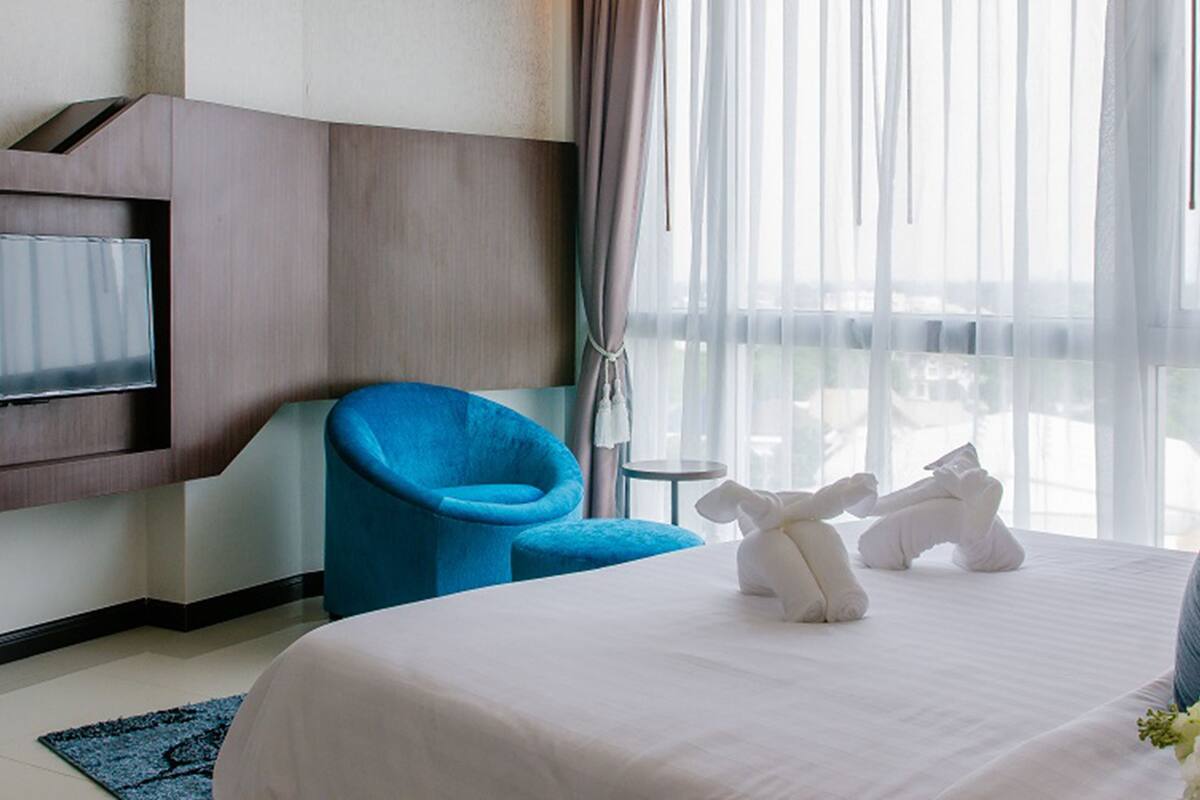 family suite   | in-room safe, laptop workspace, blackout curtains, rollaway beds