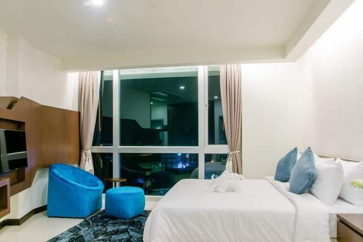 In-room safe, laptop workspace, blackout drapes, rollaway beds