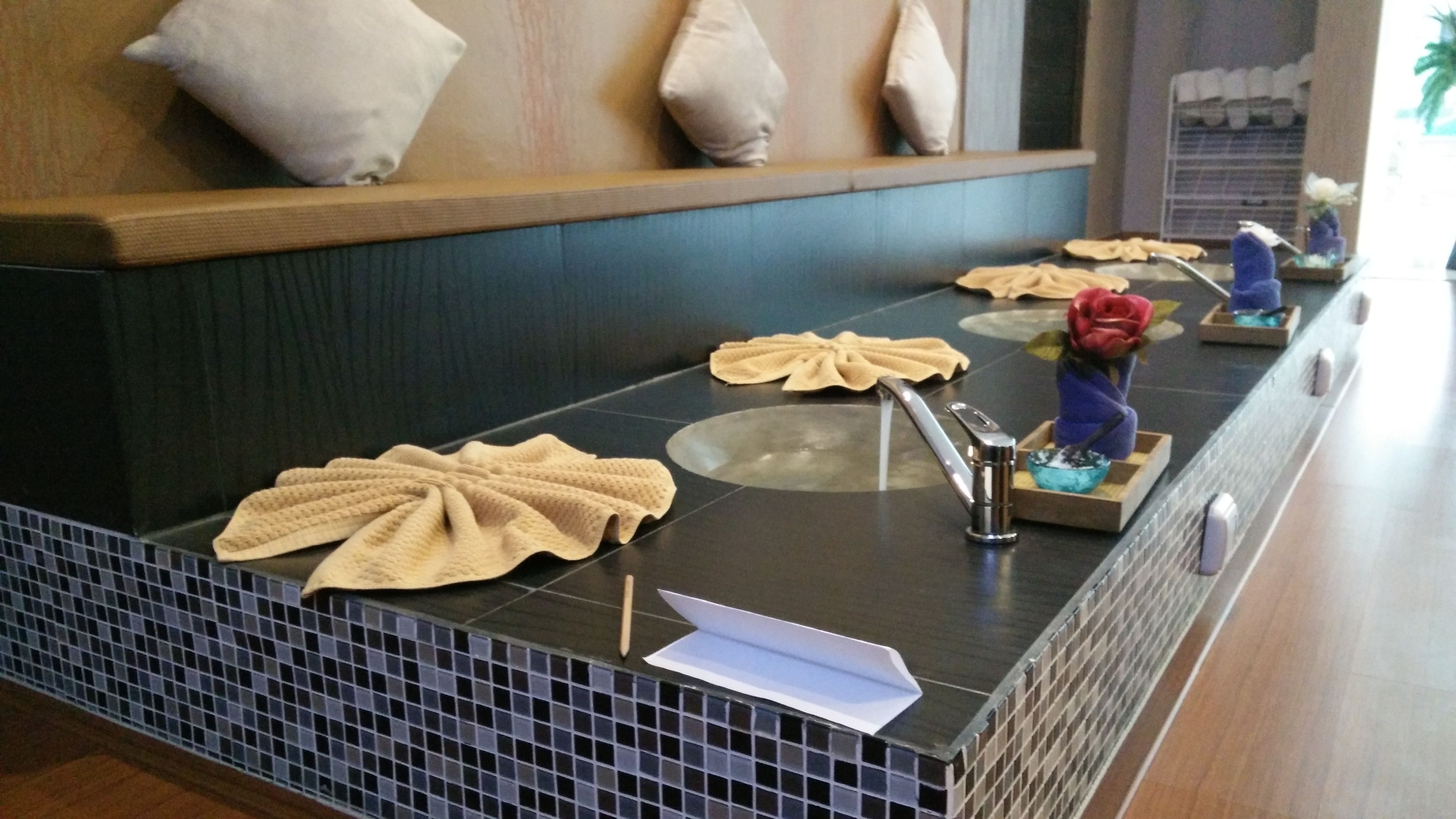 couples treatment room(s), body treatments, deep-tissue massages