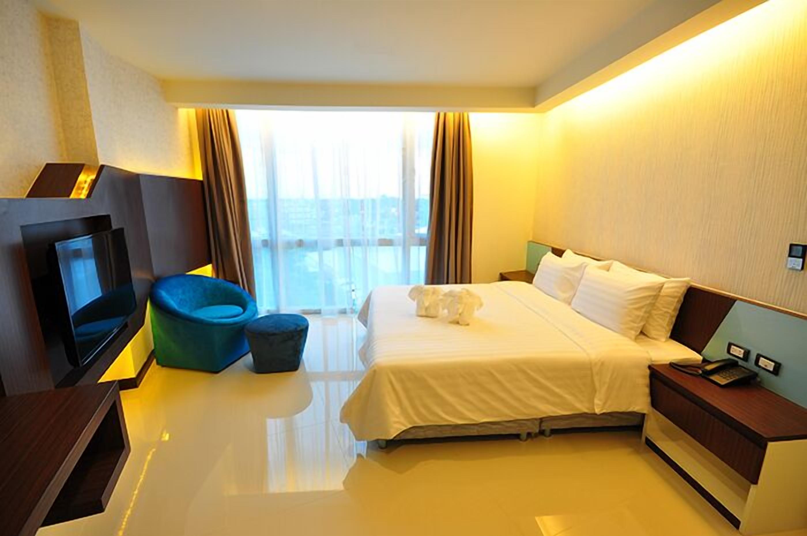 in-room safe, laptop workspace, blackout curtains, rollaway beds