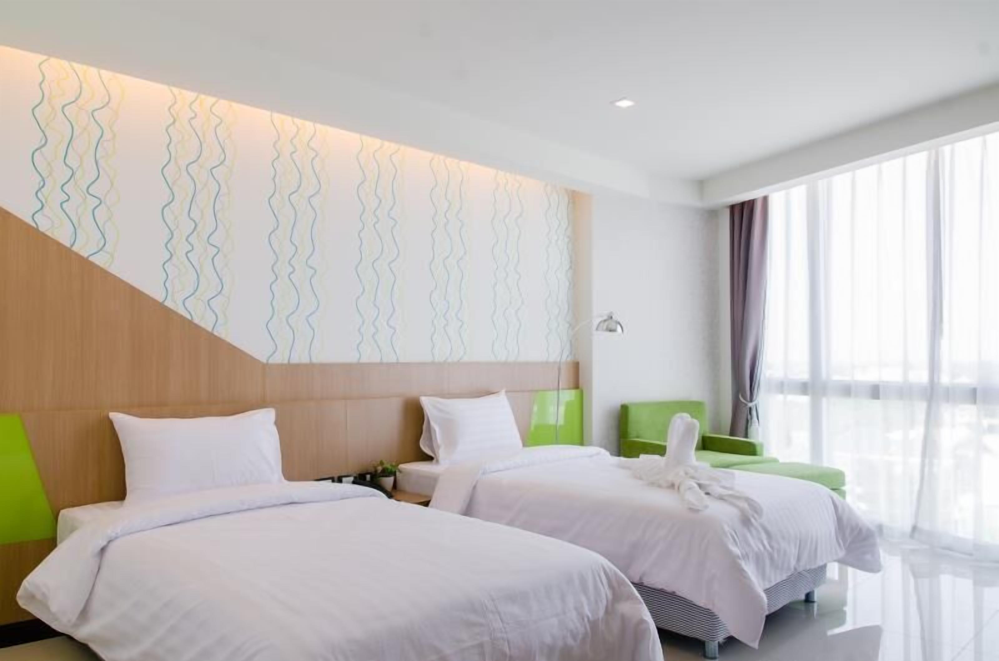 In-room safe, laptop workspace, blackout curtains, rollaway beds