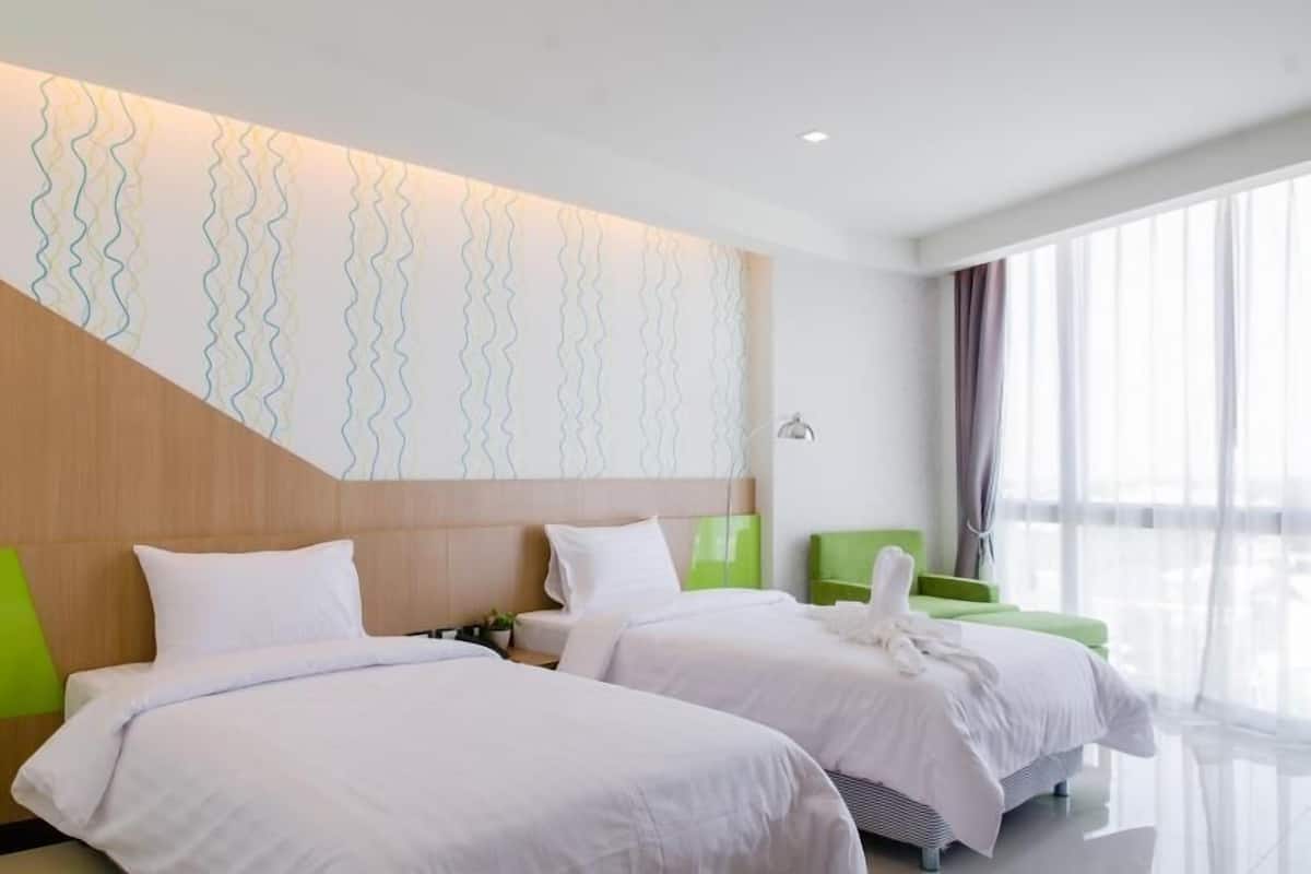 In-room safe, laptop workspace, blackout drapes, rollaway beds