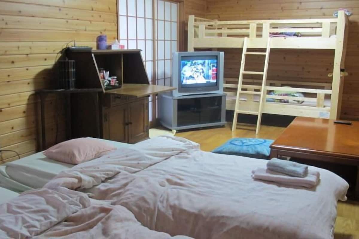 Chambre Quadruple Familiale, non-fumeurs | Bureau, espace de travail pour ordinateur portable, Wi-Fi gratuit