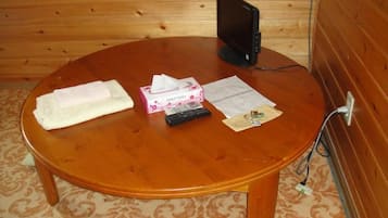 Escritorio, espacio para trabajar con laptop y wifi gratis