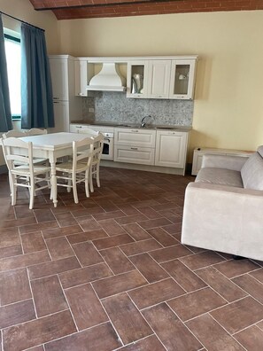 Leilighet, 2 soverom (4+2 Posti letto ) | Oppholdsområde | En 32-tommers Flatskjerm-TV med digitale kanaler samt TV