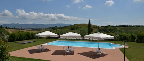 Piscine extérieure, parasols de plage, chaises longues