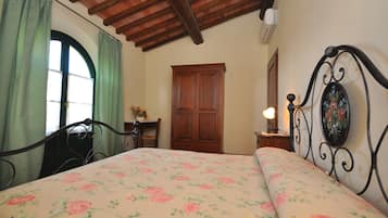 Apartment, 2 Bedrooms, Garden View, Garden Area (3+2 Posti letto) | Iron/ironing board, free cribs/infant beds, free WiFi, bed sheets