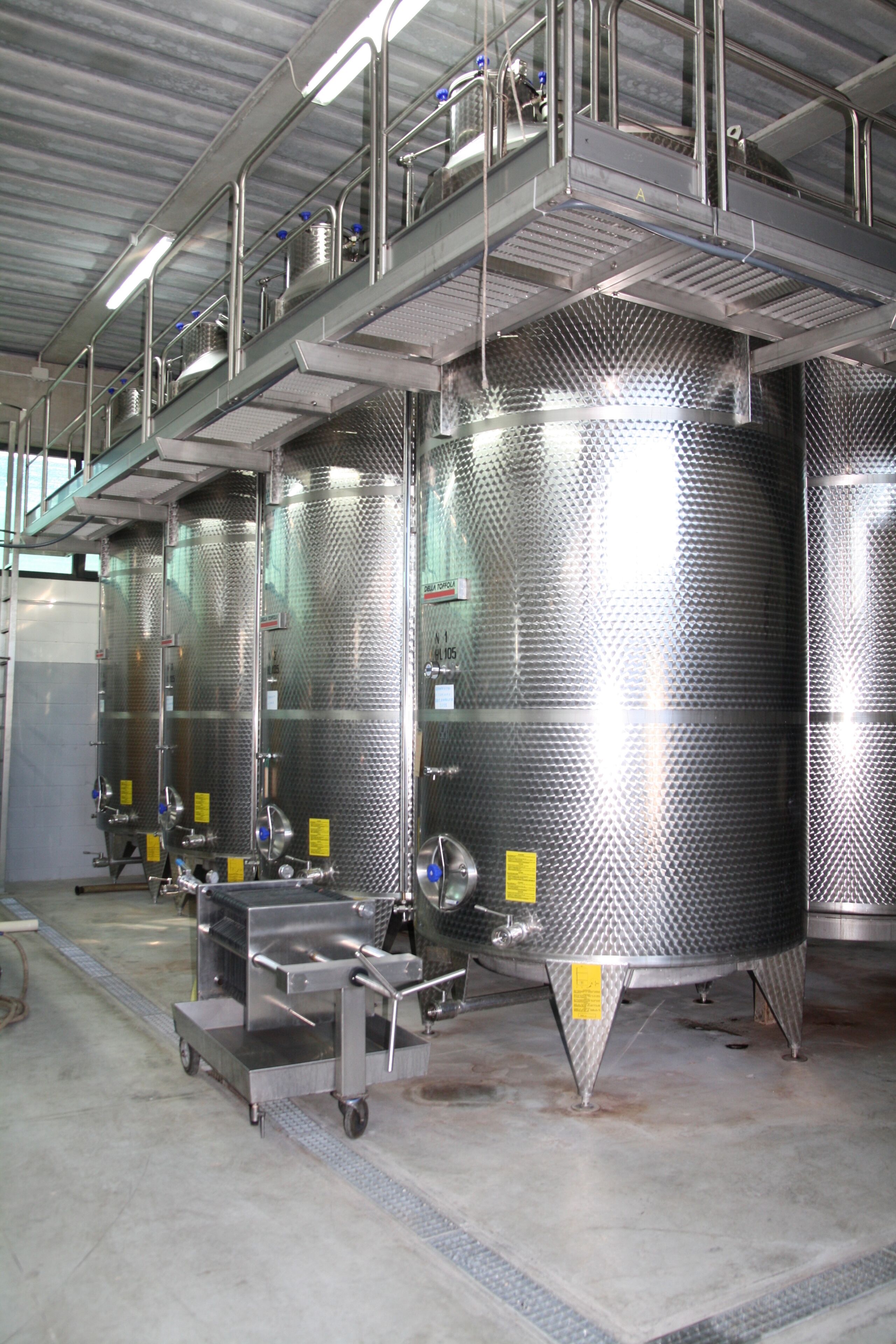 Tanques de fermentación de acero inoxidable en una cervecería.