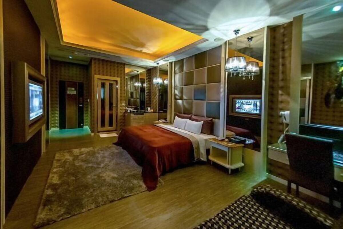 Minibar (free items), soundproofing, WiFi (free), bed sheets