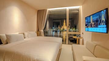 Deluxe Double or Twin Room with River View (Higher Floor) | 高档床上用品、客房内保险箱、办公桌、笔记本电脑工作区