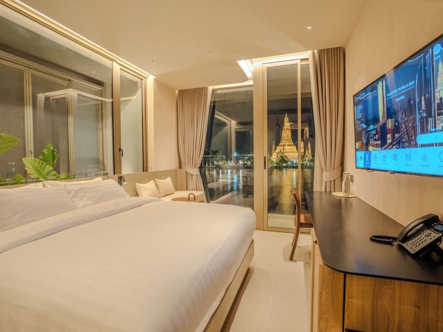 Ropa de cama de alta calidad y caja de seguridad en la habitación