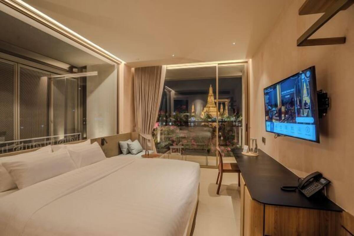 Premium bedding, in-room safe, desk, laptop workspace
