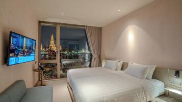 Deluxe Double or Twin Room with River View | Premium-sengetøj, pengeskab på værelset, skrivebord