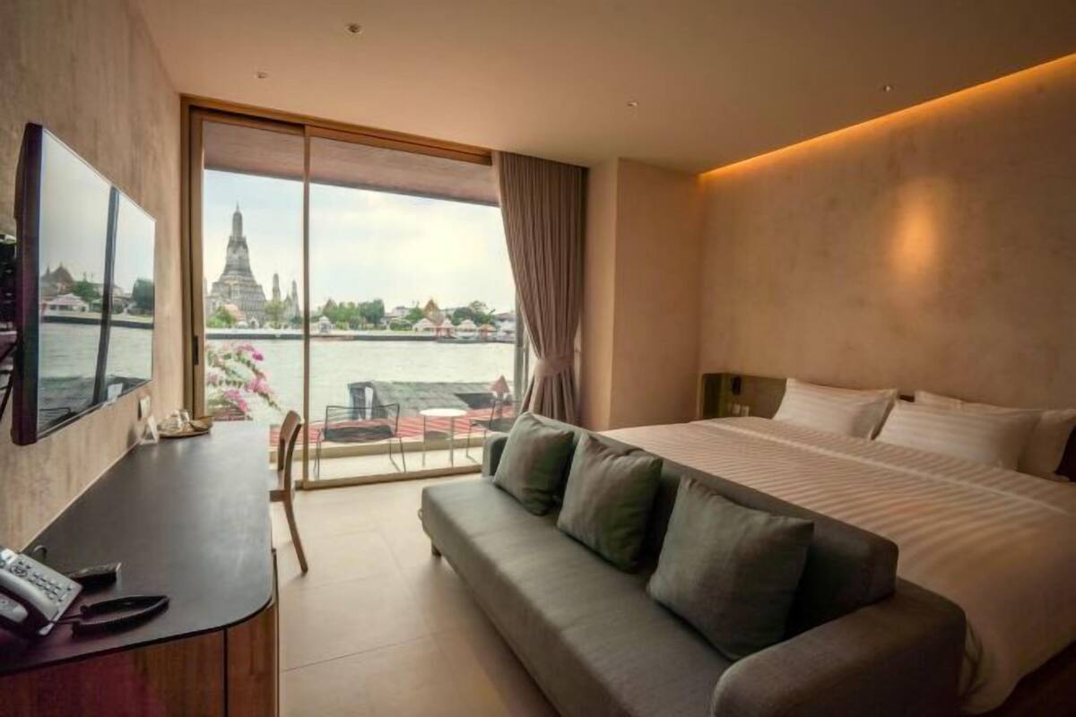 Premium bedding, in-room safe, desk, laptop workspace
