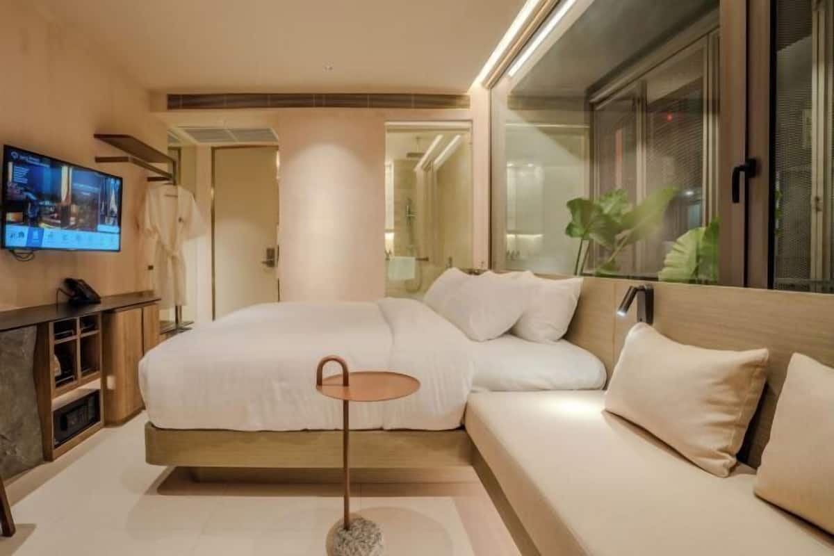 Premium bedding, in-room safe, desk, laptop workspace