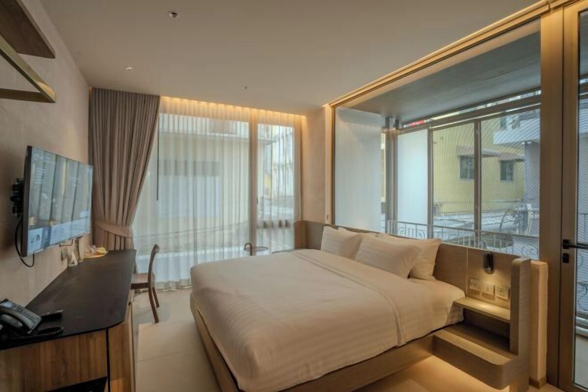 Ropa de cama de alta calidad y caja de seguridad en la habitación 