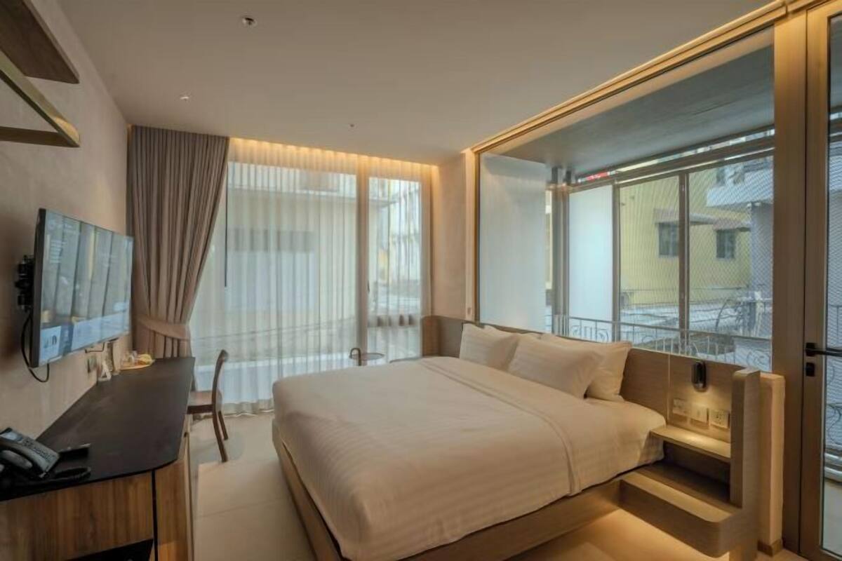 Premium bedding, in-room safe, desk, laptop workspace